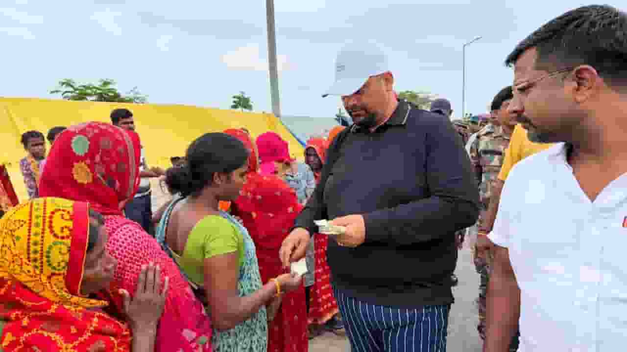pappu yadav distributed money to flood victims