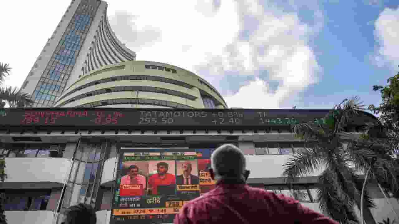 ट्रंप के 25% टैरिफ से सहमा शेयर मार्केट, Sensex-Nifty में भारी गिरावट stock market