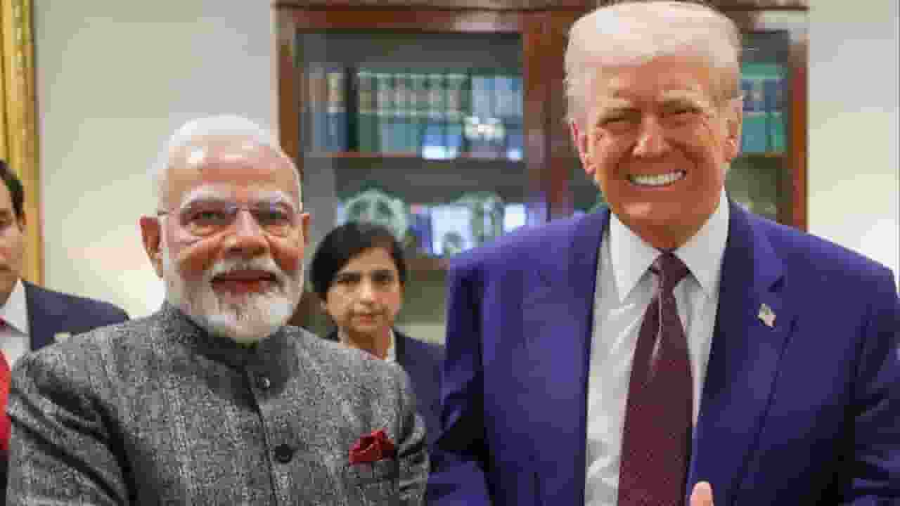 ट्रंप की डेडलाइन में सिर्फ 2 दिन बचे, क्या भारत कर पाएगा ट्रेड डील? PM Modi with President Trump