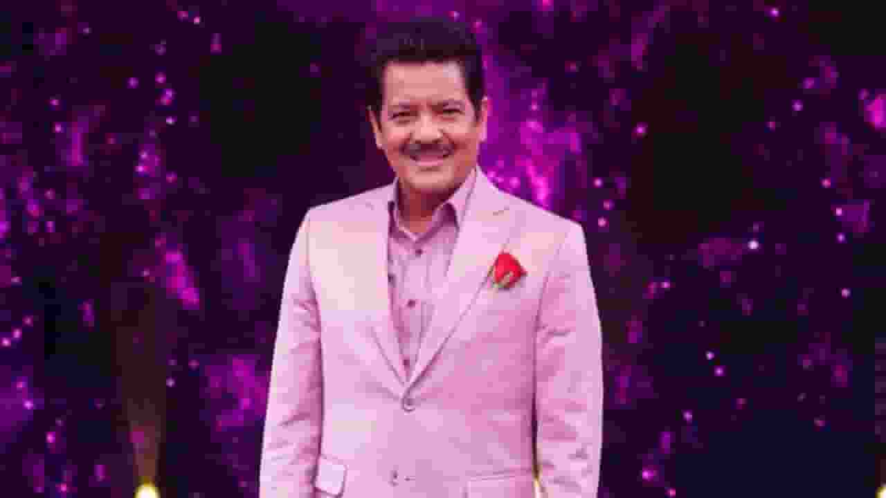 लाइव शो में उदित नारायण ने लड़की को किया लिप किस, भड़के यूजर्स udit narayan