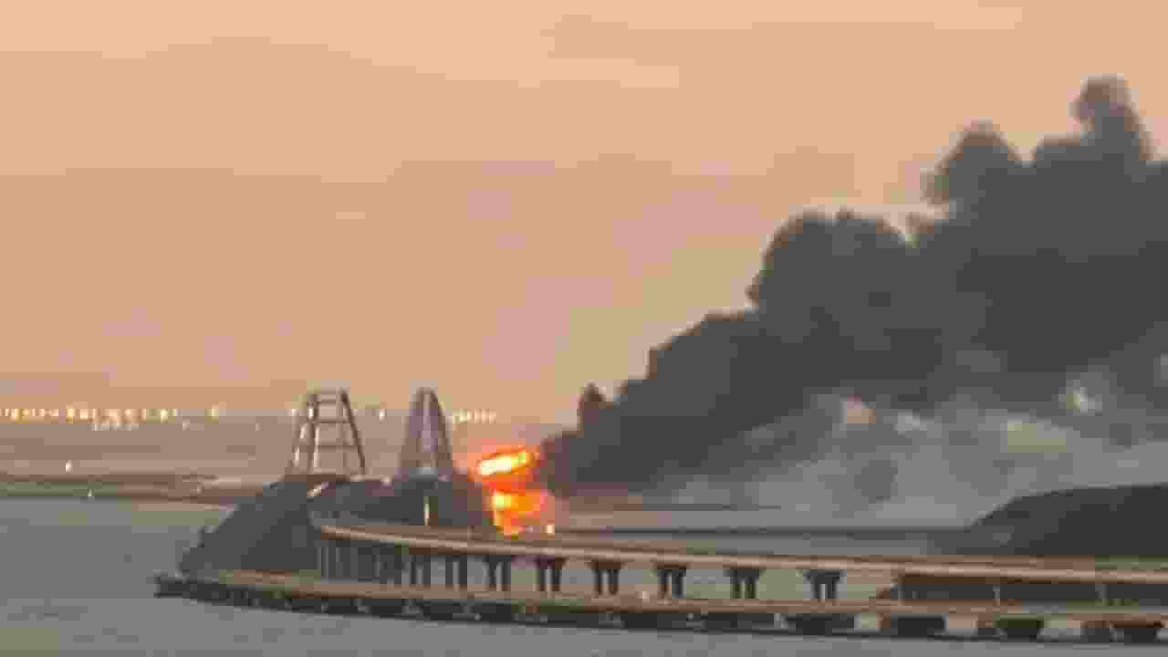 रूस पर यूक्रेन का एक और हमला, क्रीमिया में बने पुल में विस्फोट यूक्रेन द्वारा किए गए हमले की तस्वीर । Photo Credit: X/@HANKonX