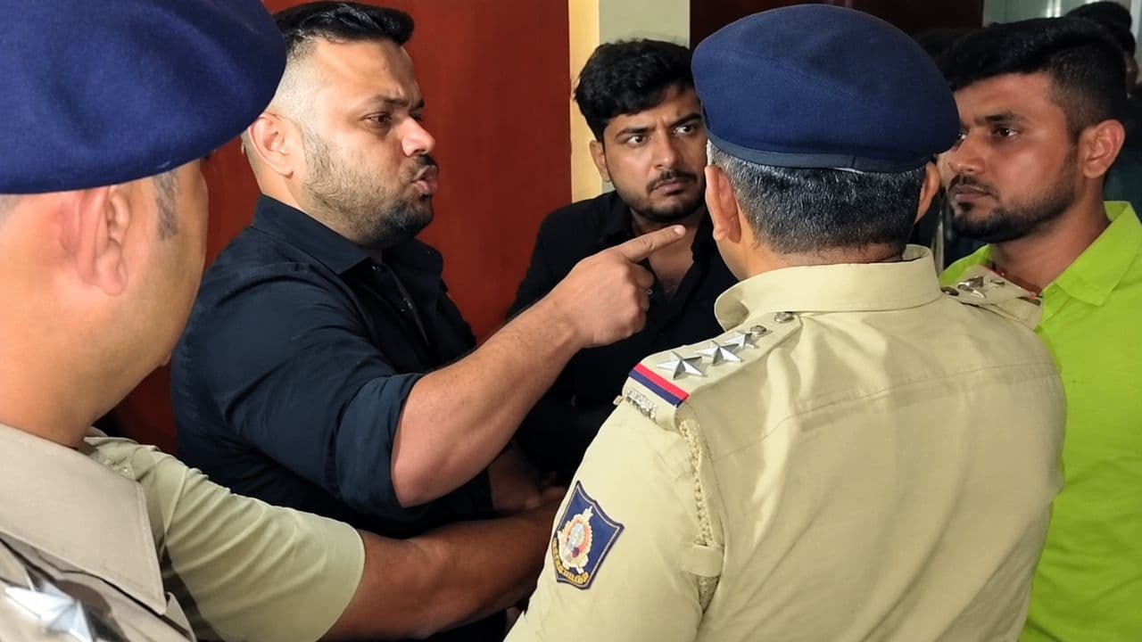 बेंगलुरु पब में पुलिस निरीक्षक से भिड़ता IAS अधिकारी