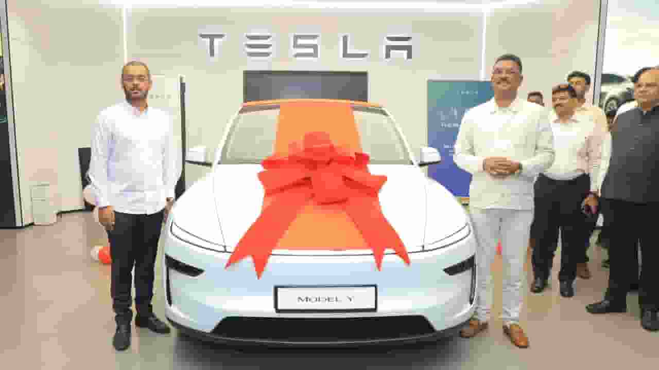 हो गई पहली Tesla Y कार की डिलीवरी, महाराष्ट्र के मंत्री बने ग्राहक Pratap Baburao Sarnaik