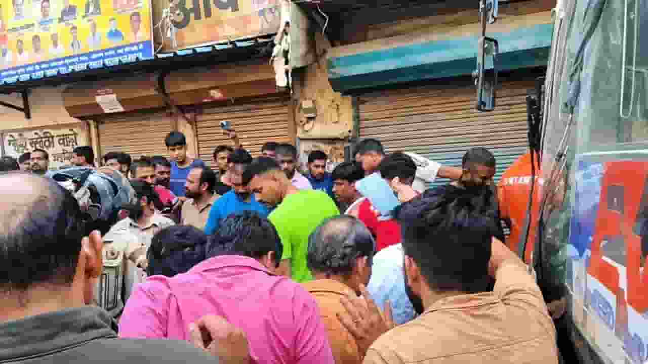 डीटीसी बस ने कई लोगों को टक्कर मार दिया