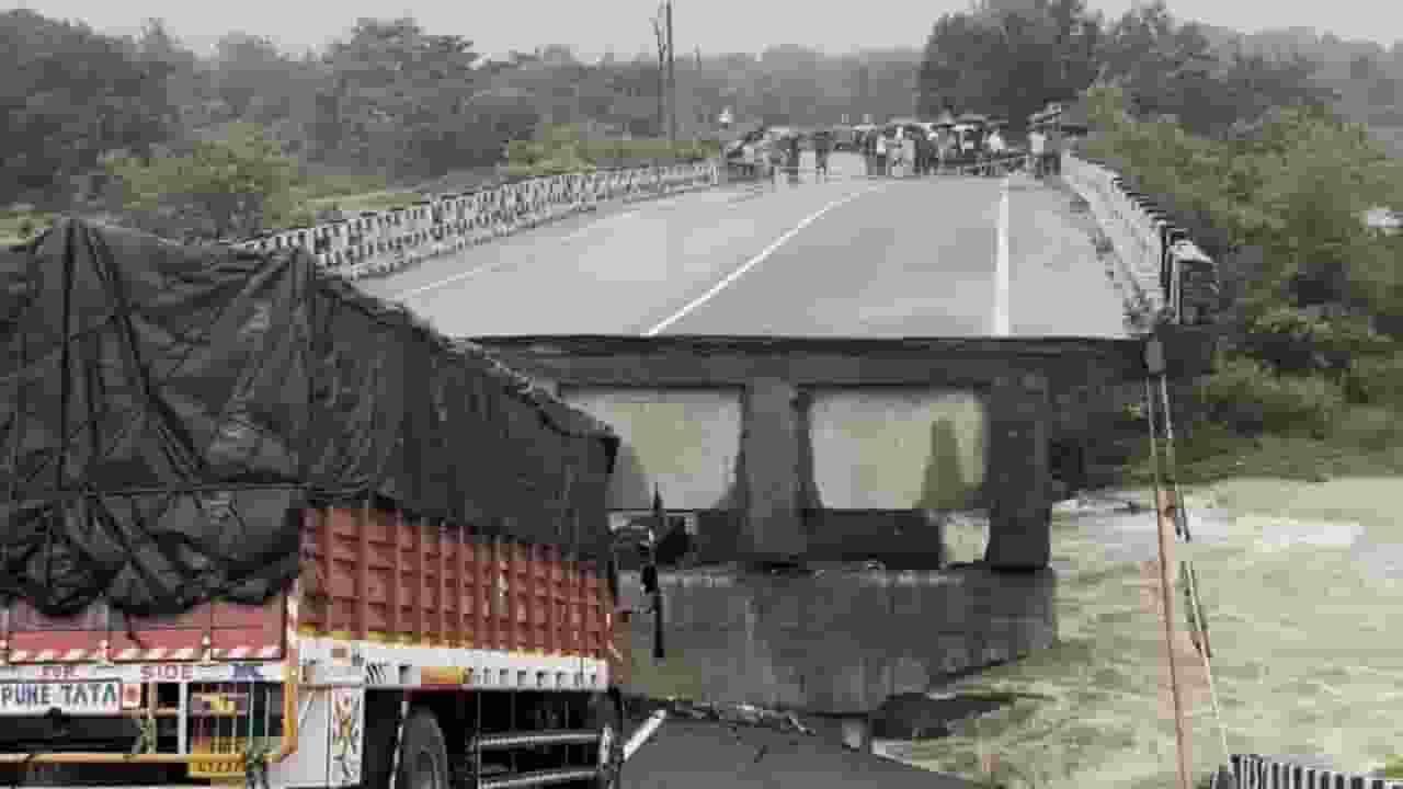 2 महीने से नहीं हो रही टूटे पुल की मरम्मत, लोगों ने विरोध में काटा केक khuti bridge