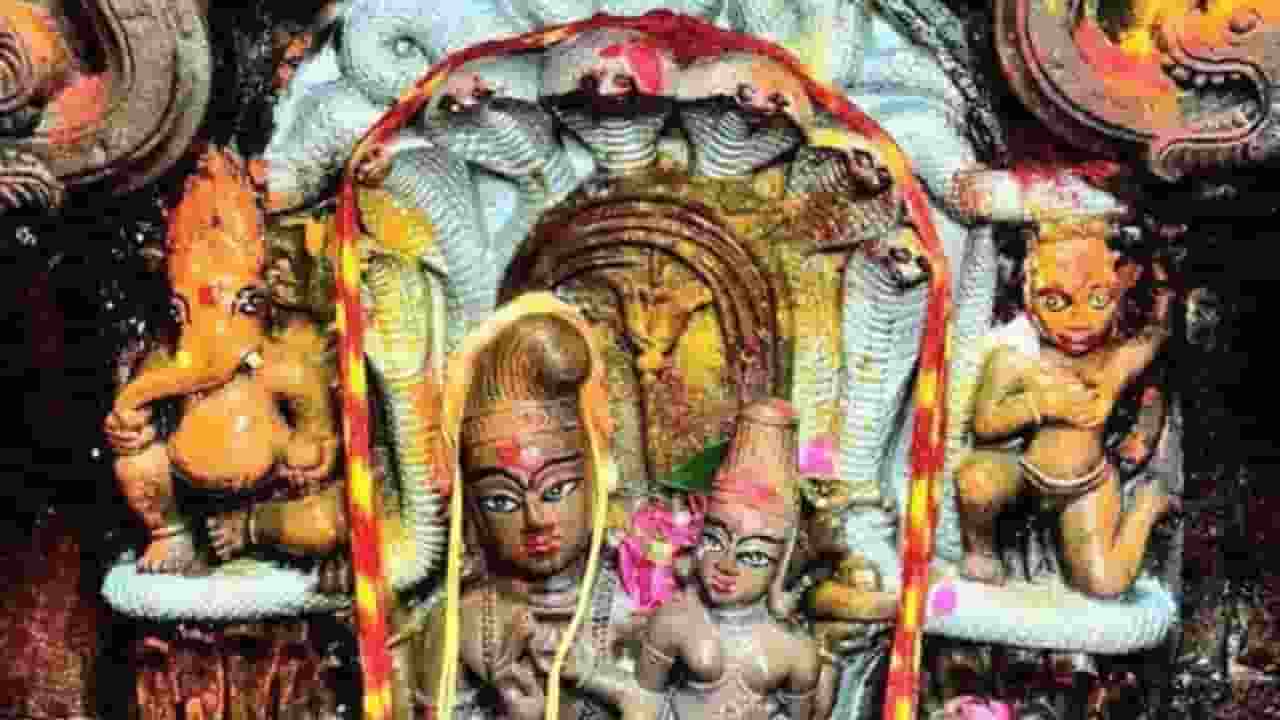 नागचंदेश्वर मंदिर: यहां साल में सिर्फ एक दिन होते हैं नाग देव के दर्शन Naag Chandeshwar