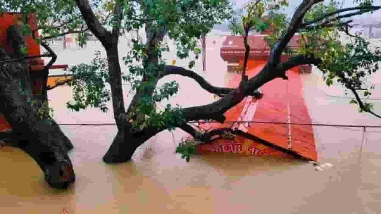 दिल्ली और यूपी में बढ़ रहा यमुना और गंगा का जलस्तर, जारी की गई चेतावनी Ganga River water Flow