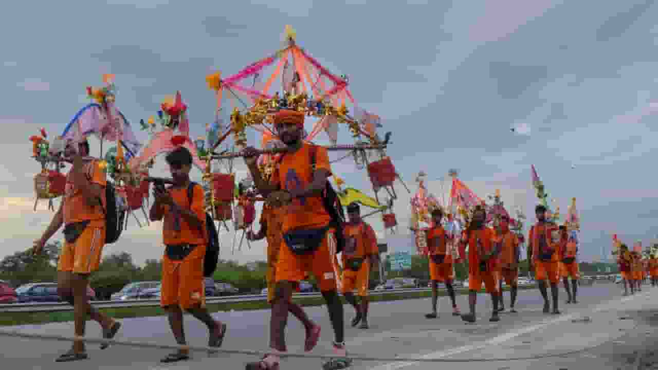 बिहार: हाई टेंशन लाइन से छूने के बाद पलटी गाड़ी, 5 कांवड़ियों की मौत Kanwar Yatri