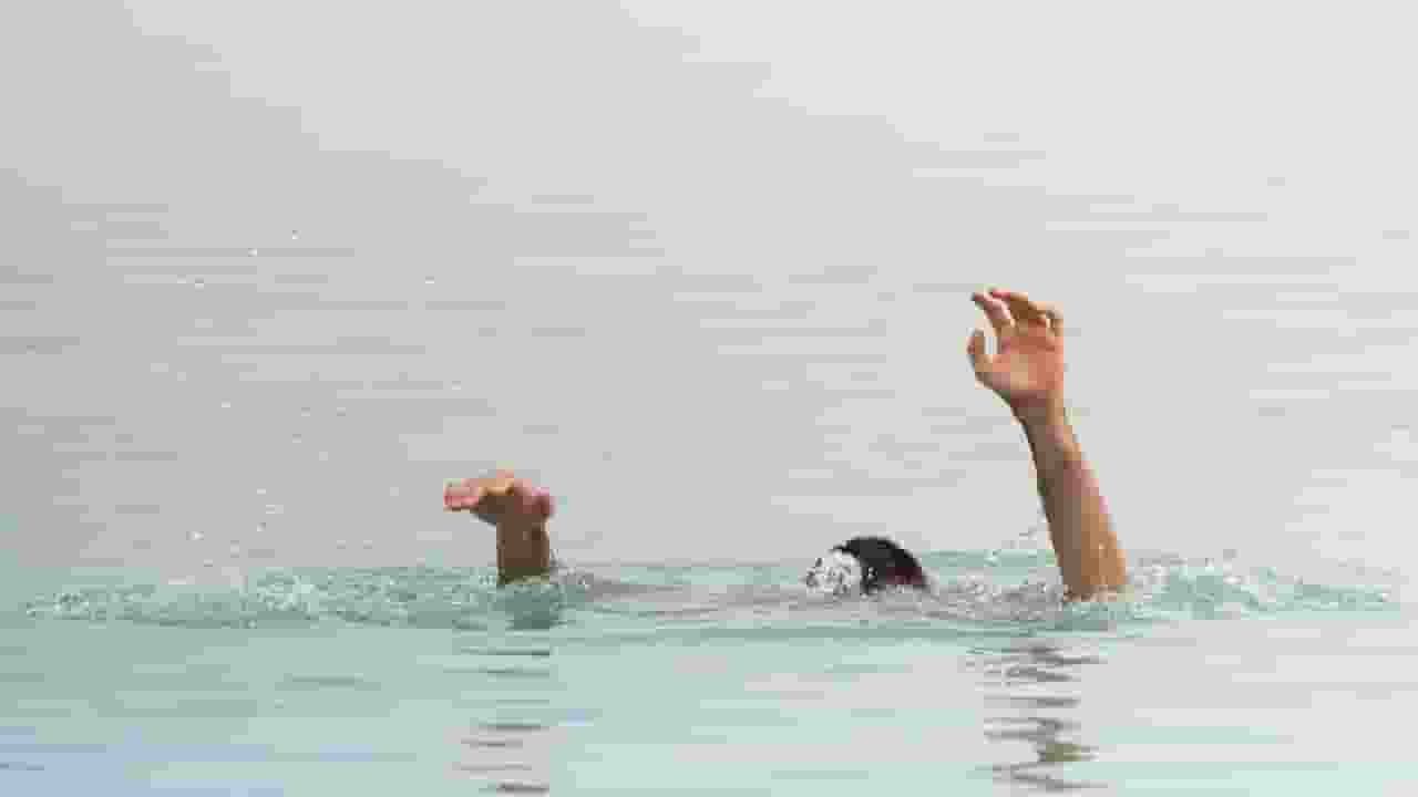 अंतिम संस्कार में गए लोगों से भरी नाव शारदा नदी में पलटी, 3 की मौत boat capsized in Sharda Canal
