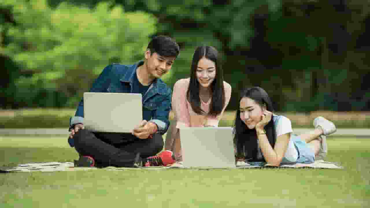विदेशी छात्रों से US को कितनी कमाई, 3.78 लाख अमेरिकियों को मिल रहा काम International Students Contribution in US