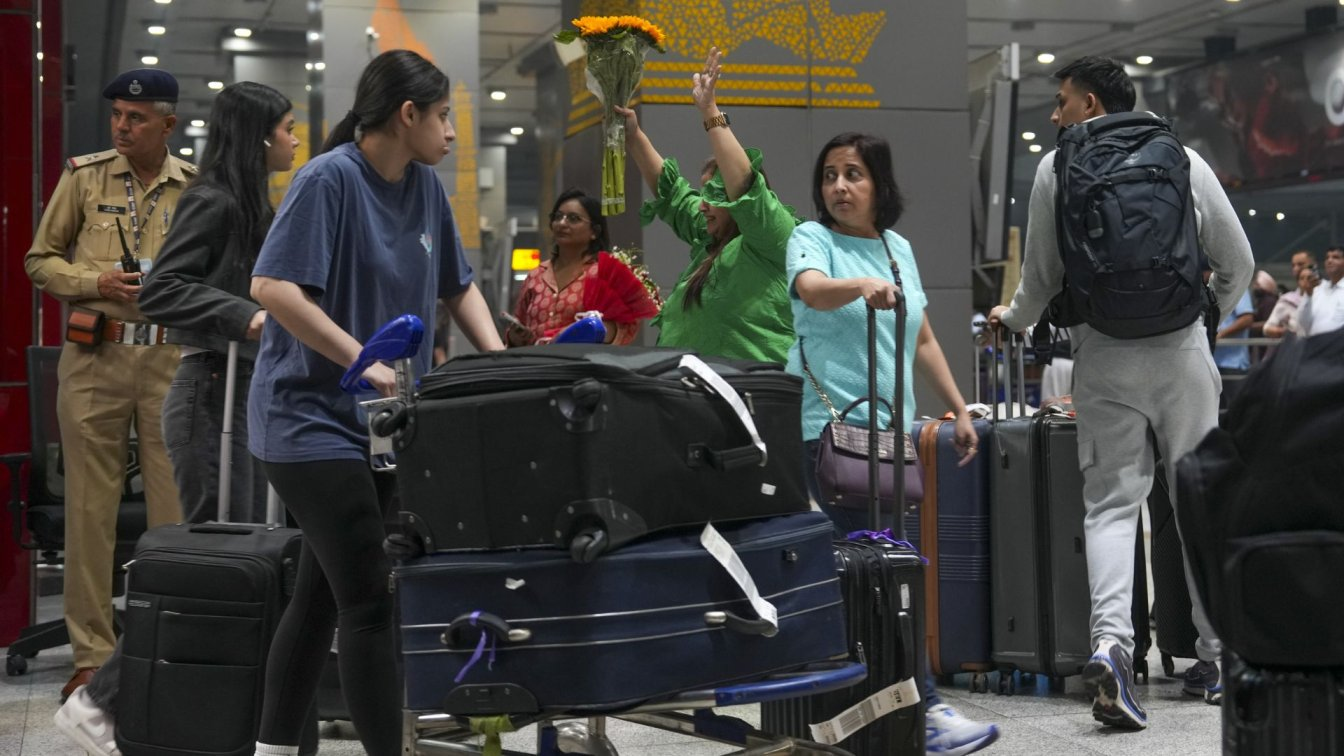 Passengers Reached at Delhi Airport