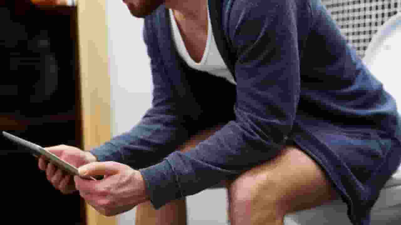 टॉयलेट में फोन चलाने से 46% तक बढ़ सकता है बवासीर का खतरा using phone toilet cause piles