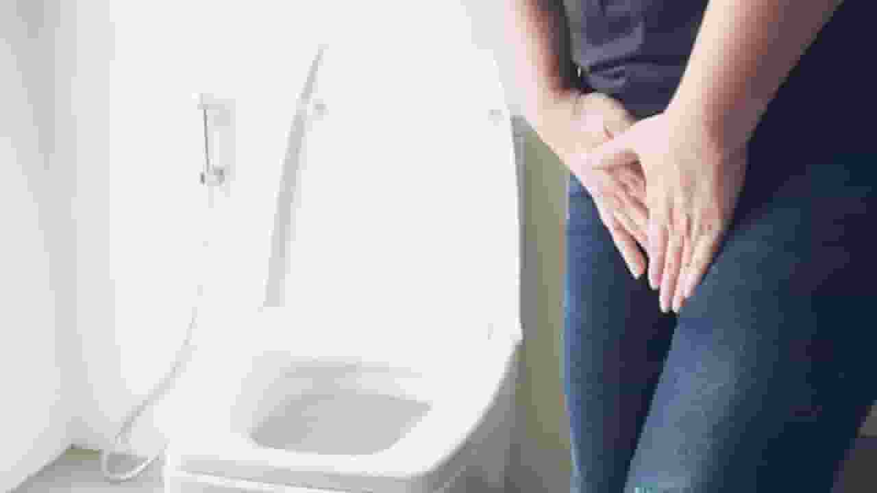 टाइट जींस पहनने से बढ़ सकता है UTI का खतरा, कैसे करें बचाव? Urinary Tract Infection