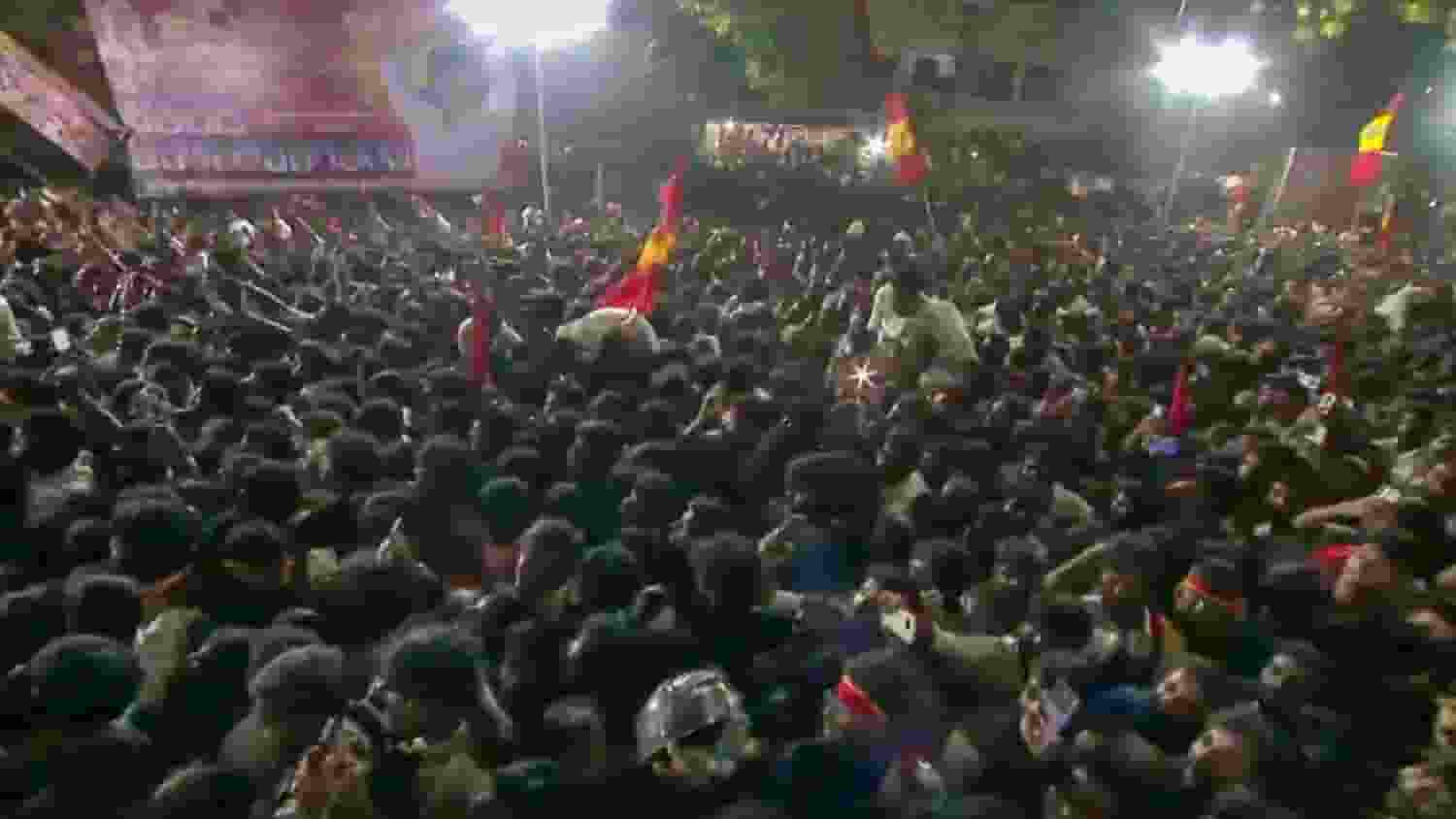 ज्यादा भीड़, लापरवाही या अफवाह, विजय की रैली में भगदड़ क्यों मची? Stampede in Rally
