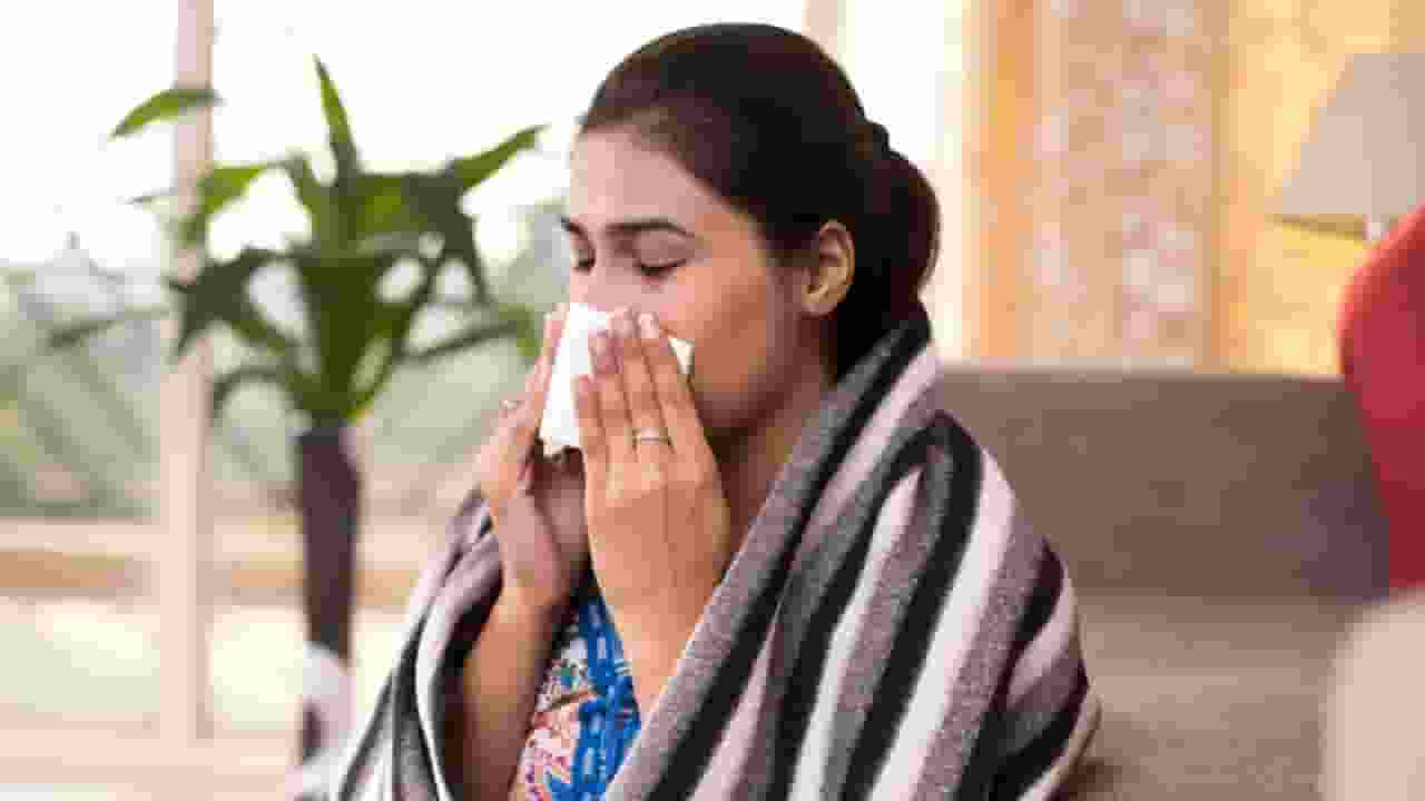 हर तरफ बढ़ रहे डेंगू और वायरल फीवर के केस, बचने का तरीका जानिए dengue, viral infection, influenza virus