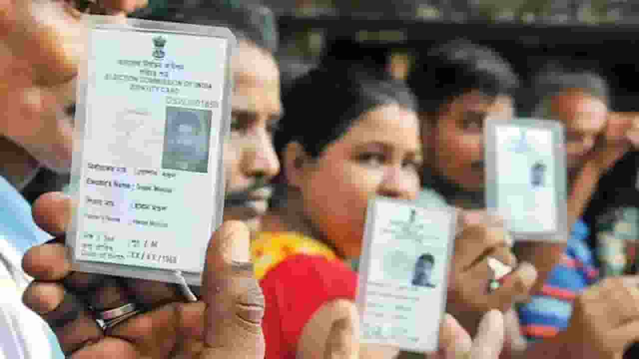 वोटर ID कार्ड भी होगा आधार से लिंक? चुनाव आयोग करेगी हाई-लेवल मीटिंग Linking Aadhaar And Voter Cards