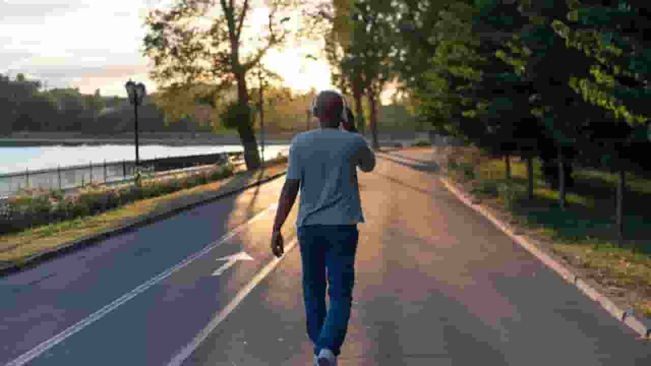 क्या 10000 कदम चलने से सच में घटता है वजन, जानिए क्या कहती है रिसर्च walking benefits