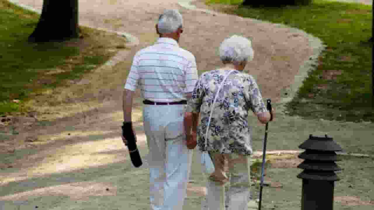 बुढ़ापे में भी नहीं होगा डिमेंशिया, बस हर दिन चलें, सामने आई नई स्टडी walking cause dementia