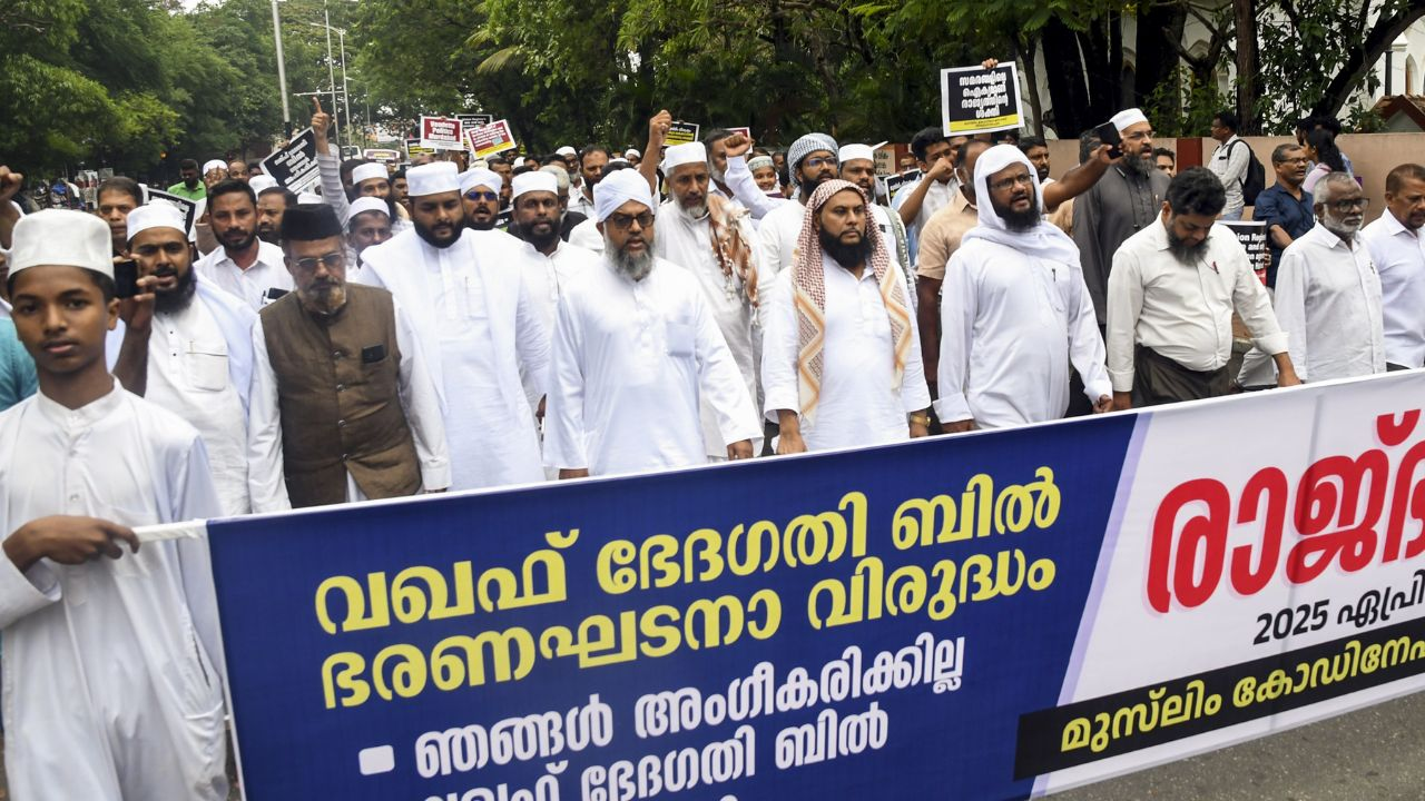 कोलकाता, चेन्नई, अहमदाबाद; वक्फ को लेकर देश में कई जगह विरोध प्रदर्शन people opposing wqf amendment bill । Photo Credit: PTI