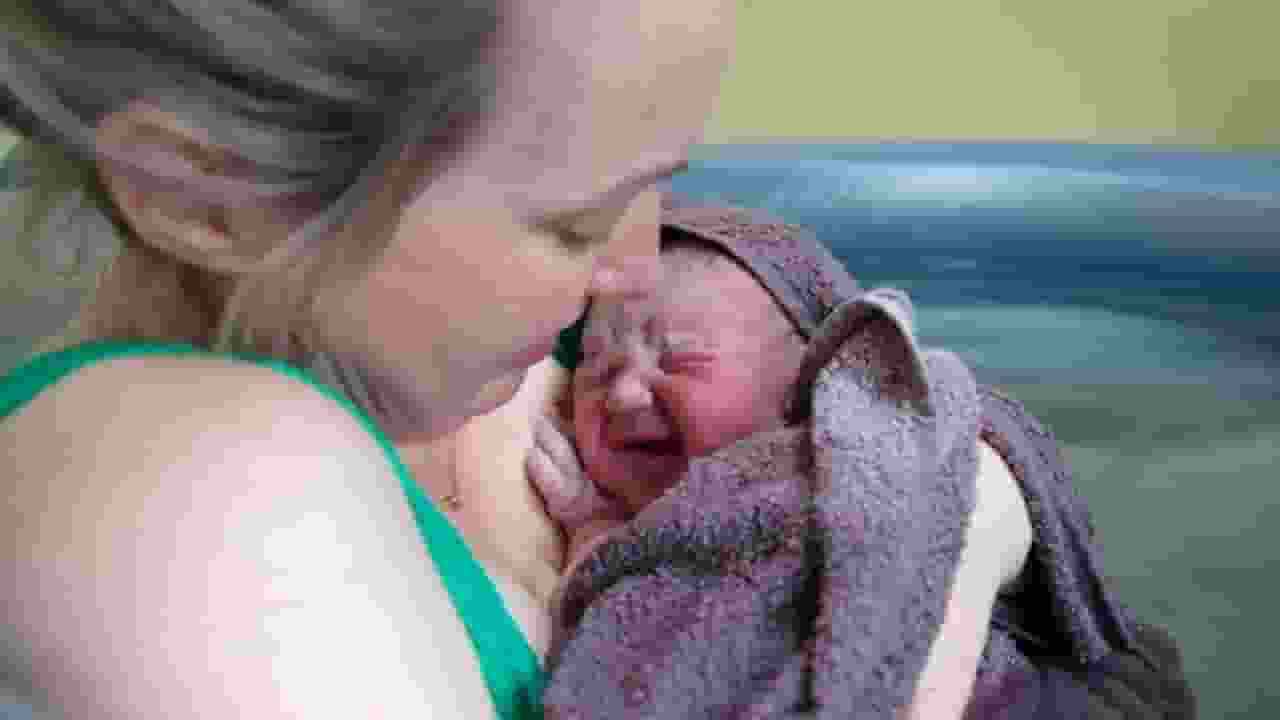 वॉटर बर्थ डिलीवरी के दौरान शिशु की हुई मौत, क्या सुरक्षित है यह तकनीक? water birth