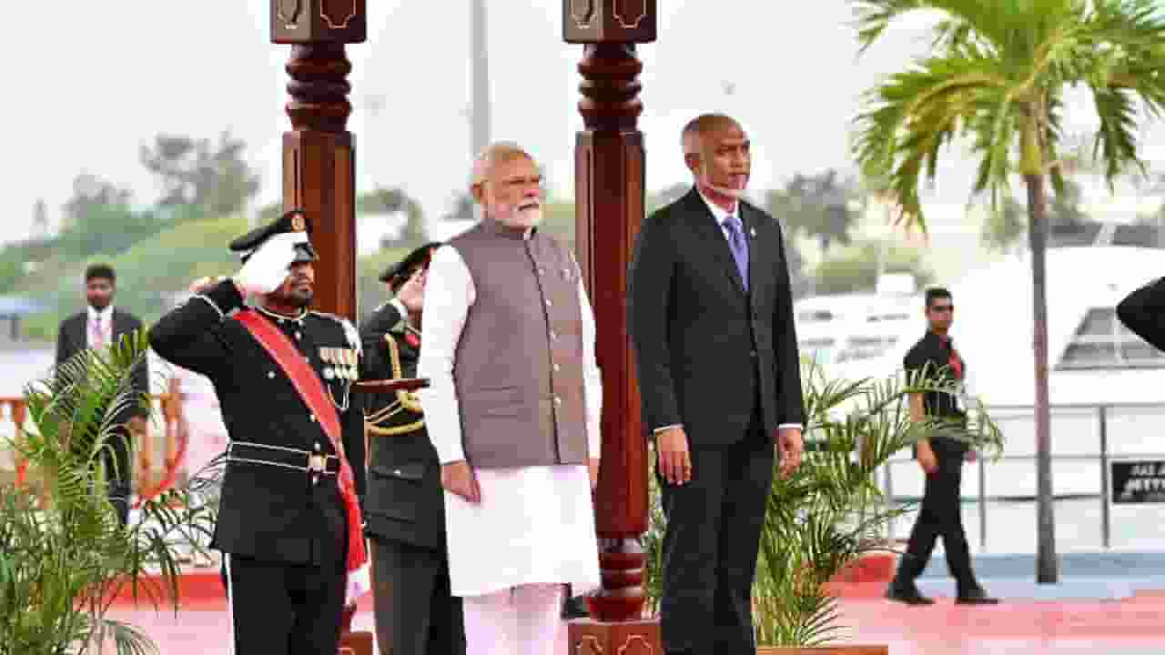 मालदीव में रेड कार्पेट और गार्ड ऑफ ऑनर के साथ हुआ PM मोदी का स्वागत PM Modi meets maldivian president mohmmad muizzu