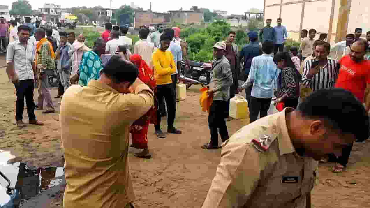 Refined oil loot in Madhya Pradesh