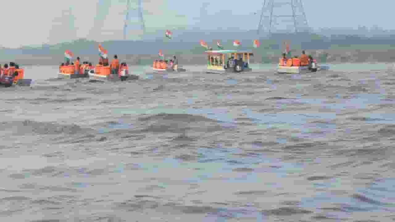 दिल्ली में खतरे के निशान के करीब बह रही यमुना, बाढ़ की आशंका Yamuna