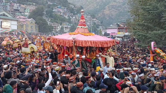 कुल्लू दशहरा पर्व पर निकली भगवान रघुनाथ की भव्य रथयात्रा, Photo Credit-Khabargaon