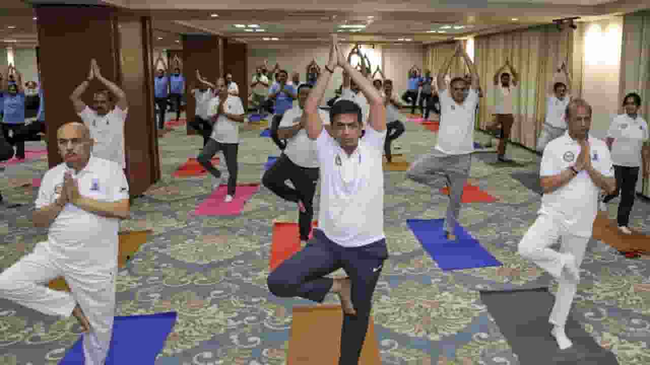 UP: सरकारी दफ्तरों में कर्मचारी करेंगे योग, मिलेगा 'वाई-ब्रेक' Representational Image। Photo Credit: PTI