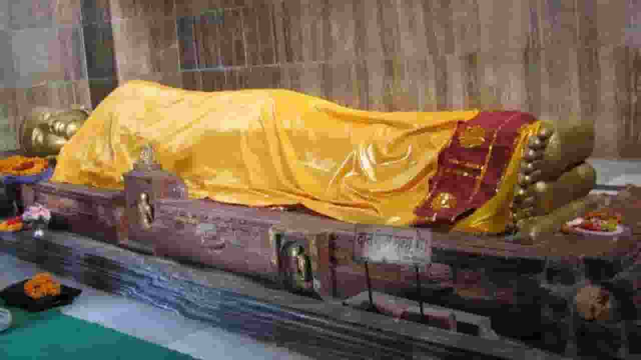 कुशीनगर में ही क्यों हुआ था बुद्ध का महापरिनिर्वाण? कथा जानिए  kushinagar buddha temple
