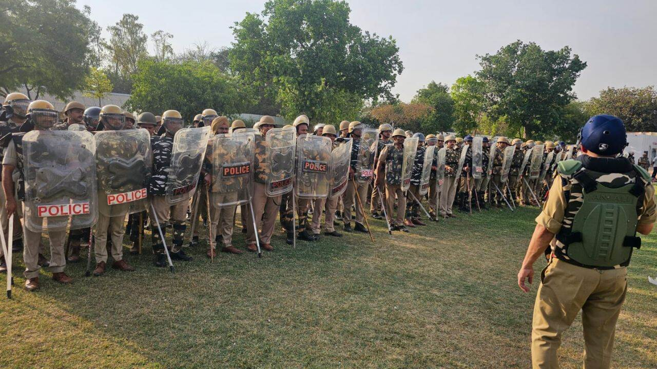 बड़े प्रदर्शन की तैयारी में करणी सेना, आगरा पुलिस ने मंगवाए 1000 डंडे agra police