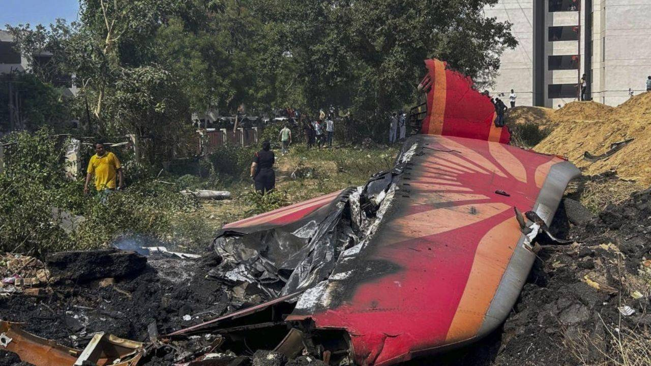 अहमदाबाद में एयर इंडिया विमान हादसे की प्रारंभिक जांच रिपोर्ट में कई चौंकाने वाले खुलासे हुए हैं। कॉकपिट वॉयस रिकॉर्डिंग से ईंधन स्विच के बंद होने के संकेत मिले हैं। अभी मामले की जांच जारी है। Air India Plane Crash.
