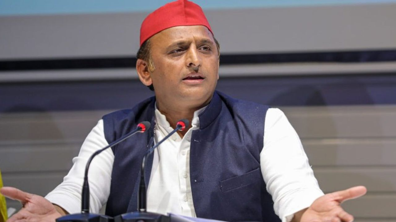 आंबेडकर की फोटो से छेड़छाड़ और बुरे फंसे अखिलेश, समझिए पूरा मामला akhilesh yadav