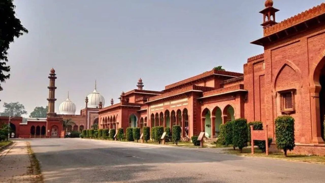 AMU के अल्पसंख्यक दर्जे पर विवाद की कहानी Aligarh Muslim University