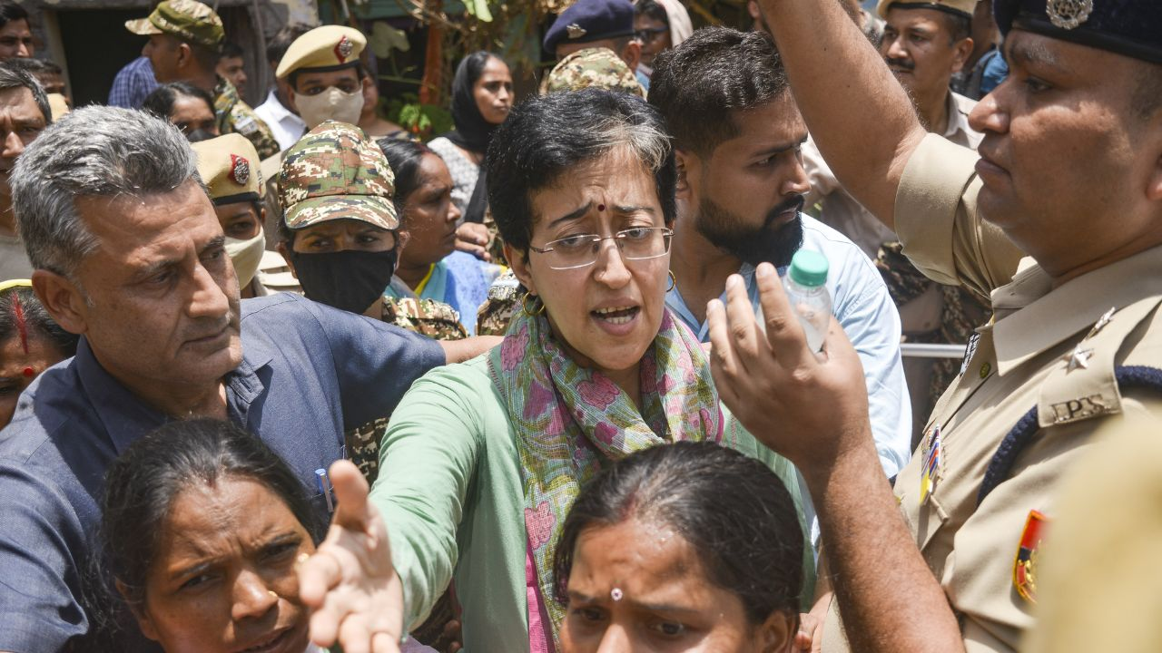झुग्गियों पर AAP-BJP में तकरार, AK बोले, '3 महीने में बर्बाद कर दिया' atishi at bhumiheen camp