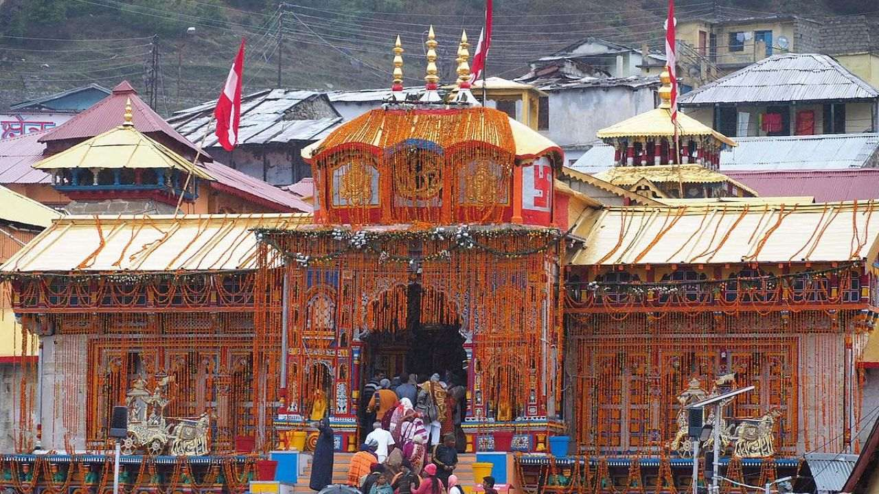 चारधाम यात्रा: कैसे करें ऑनलाइन और ऑफलाइन रजिस्ट्रेशन, जानें प्रोसेस Image of Badrinath Dham