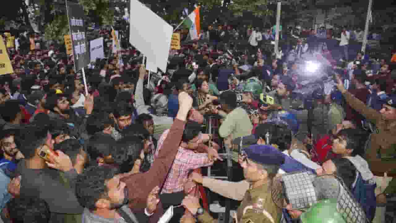 पटना में छात्रों पर फिर चली लाठी, STET के लिए हो रहा था प्रदर्शन Students protesting in patna । Photo Credit: PTI