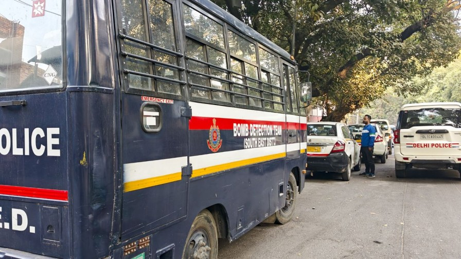 दिल्ली के स्कूलों को फिर मिली बम से उड़ाने की धमकी, मचा हड़कंप delhi police