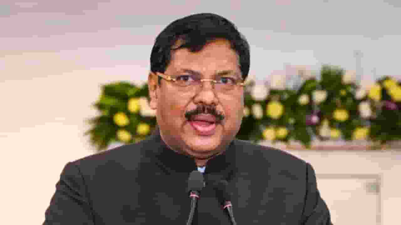 'सनातन का अपमान नहीं सहेंगे' SC के अंदर वकील ने CJI गवई पर फेंका जूता BR Gavai