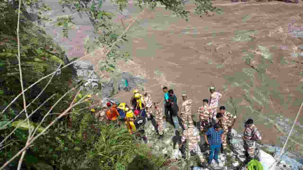 उत्तराखंड में अलकनंदा में गिरी बस, एक की मौत, 10 लापता, रेस्क्यू जारी traveler Falls Into Alakananda River