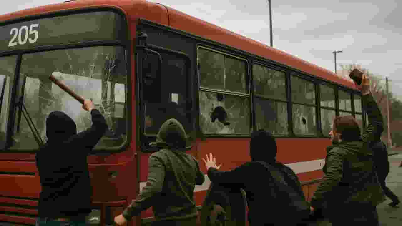 'पत्थर से शीशे तोड़े, सामान लूटा', नेपाल से भारत आ रही बस पर हमला Represenatational Image । Photo Credit: AI Generated