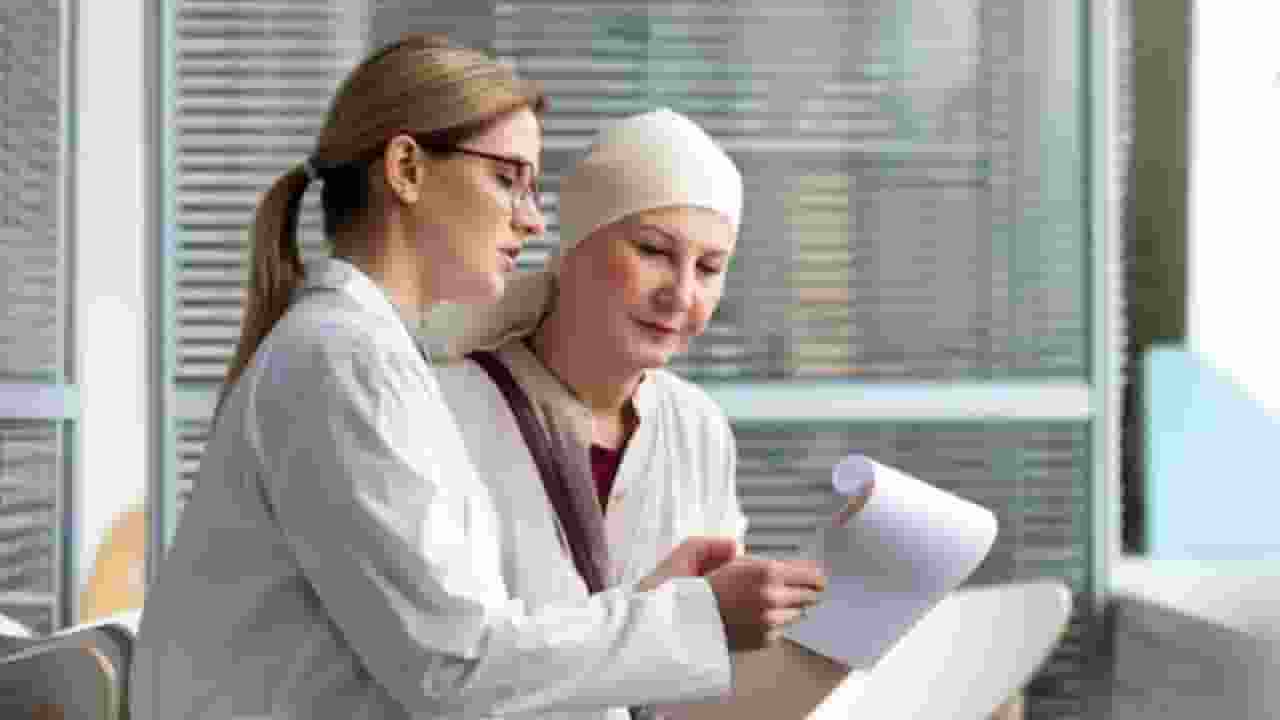 नॉनस्टिक कुकवेयर से रिफाइंड ऑयल तक, इन चीजों से हो सकता है कैंसर! cancer causing thing home