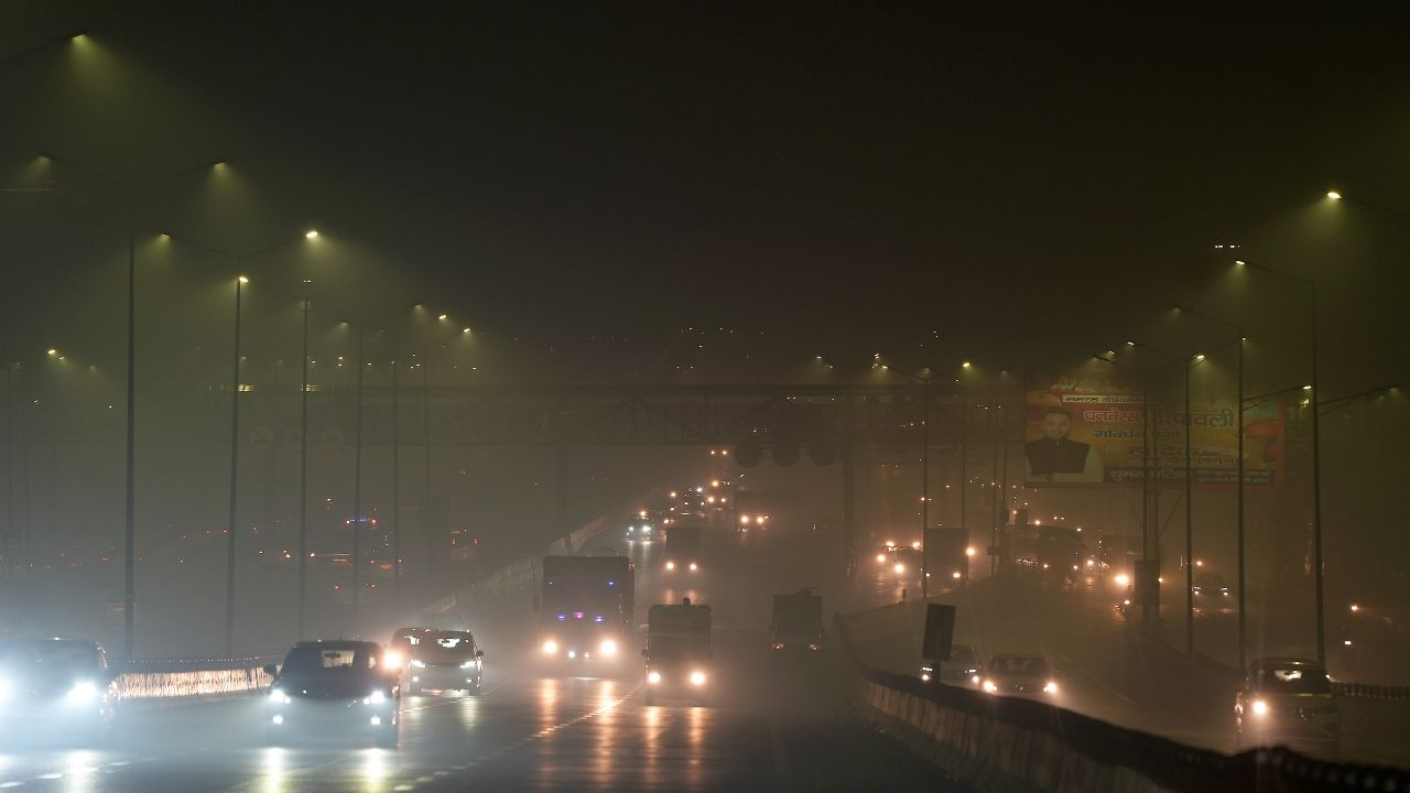 NASA के साइंटिस्ट ने बताया थर्मल इन्वर्ज़न से कैसे बढ़ता है प्रदूषण Smog on roads in Delhi