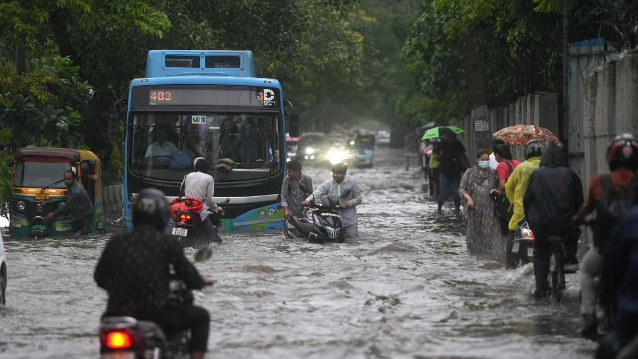 पेड़ गिरने से बाइक सवार की मौत, दिल्ली में भारी बारिश से लगा जाम waterlogging in delhi