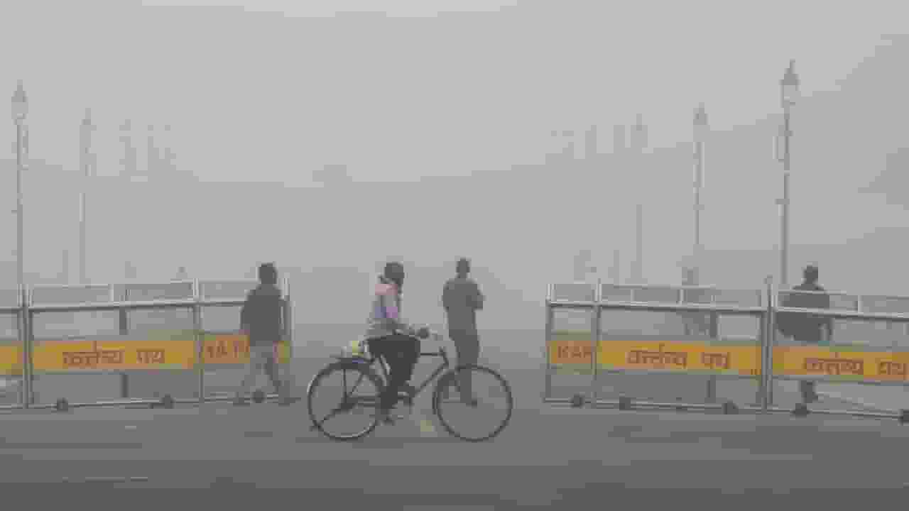 दिल्ली में GRAP-4 लागू, जानें कब और कैसे लगता है A man cycling at india gate in New Delhi between smog : Photo: PTI