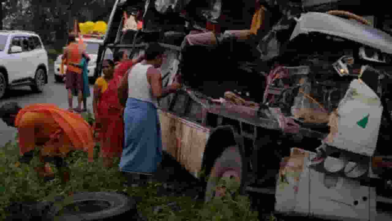 झारखंड: देवघर में बस-ट्रक की भिडंत, 18 कांवड़ियों की मौत Jharkhand