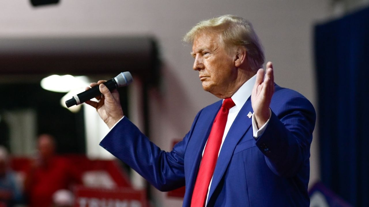 क्यों प्रवासियों के लिए खतरा है एलियन एनिमी एक्ट? Donald Trump
