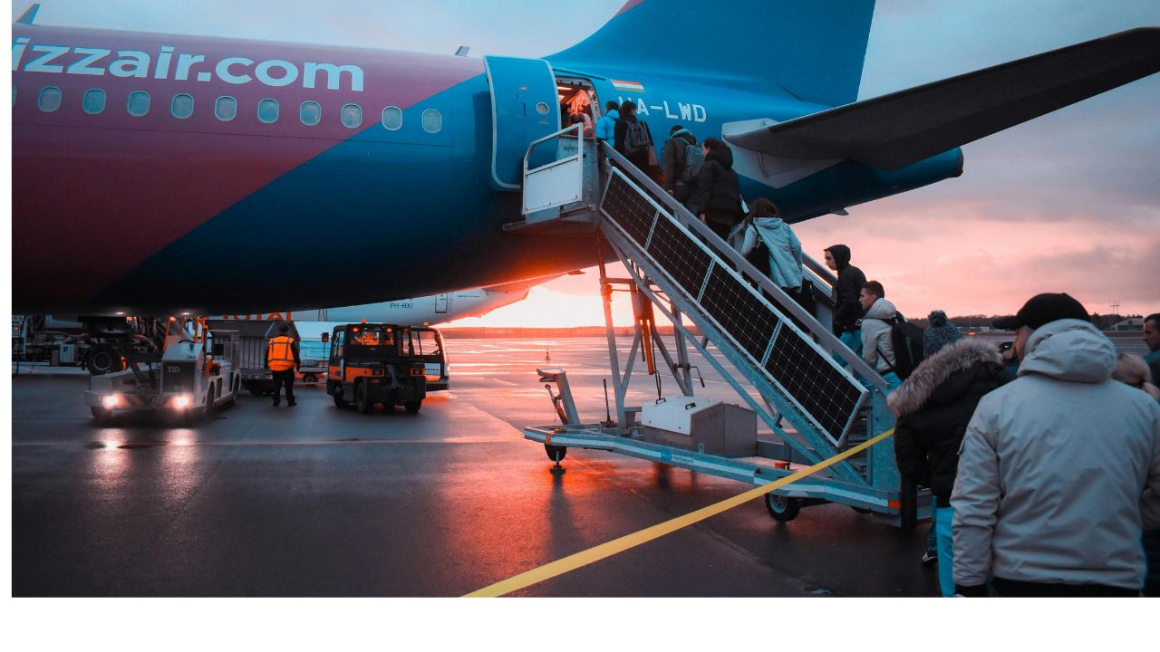 बम की धमकी मिलने के बाद विमान को आसमान में पहरा कैसे दिया जाता है? American Airlines Bomb threat