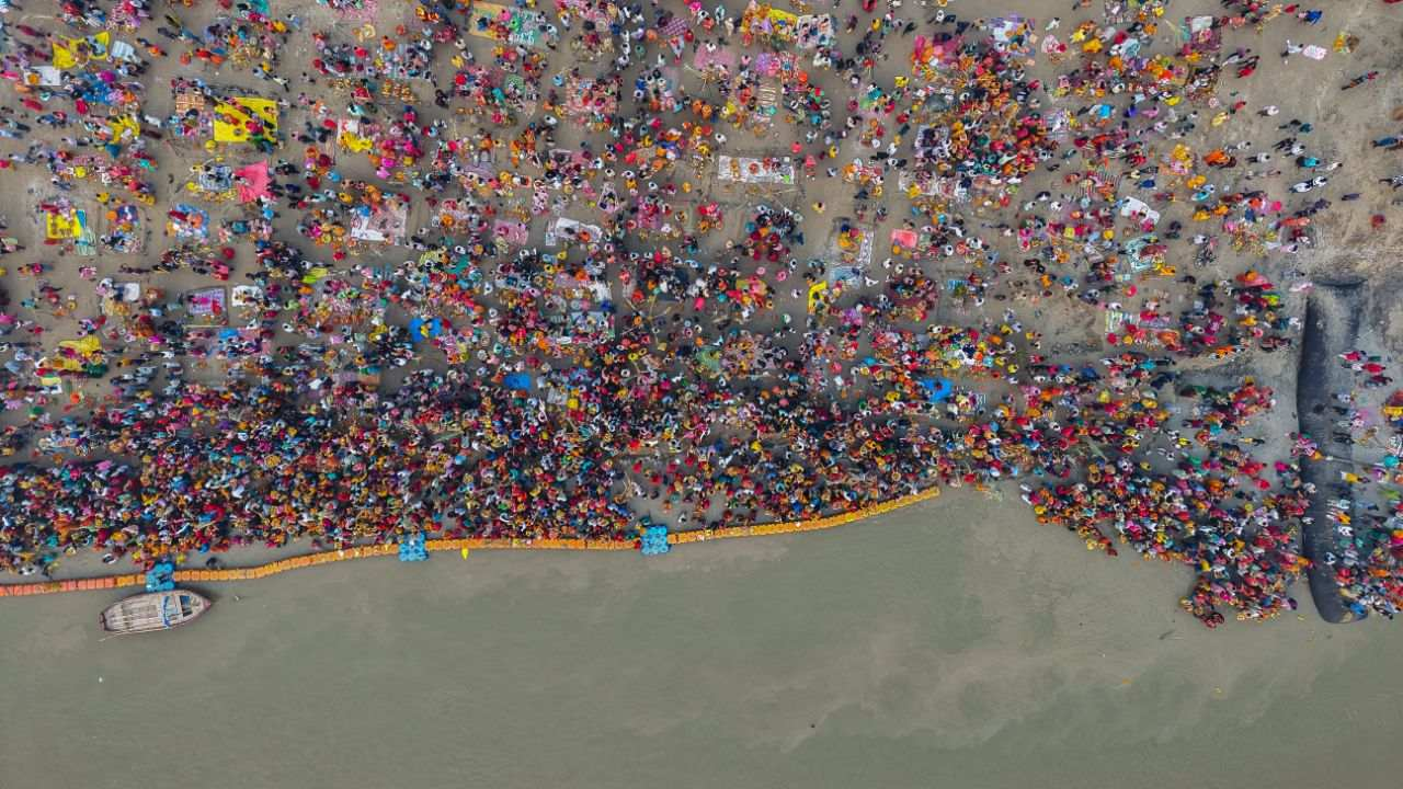 भगीरथ की तपस्या का फल है गंगासागर मेला, जानिए तिथि और महत्व Image of Gangasagar Mela