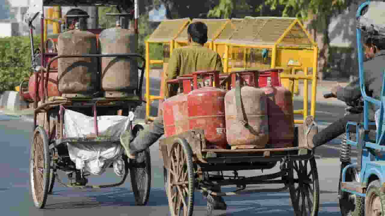 कार होगी महंगी, ये बैंक अकाउंट होंगे बंद, 1 जनवरी से हुए 10 बदलाव  gas cylinder